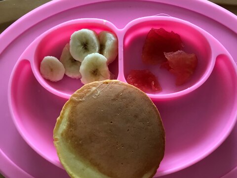 朝食に ホットケーキとトマトとバナナのプレート